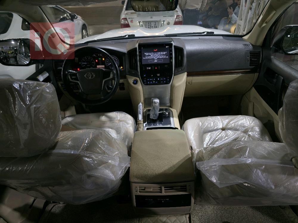 تۆیۆتا لاند کروزەر